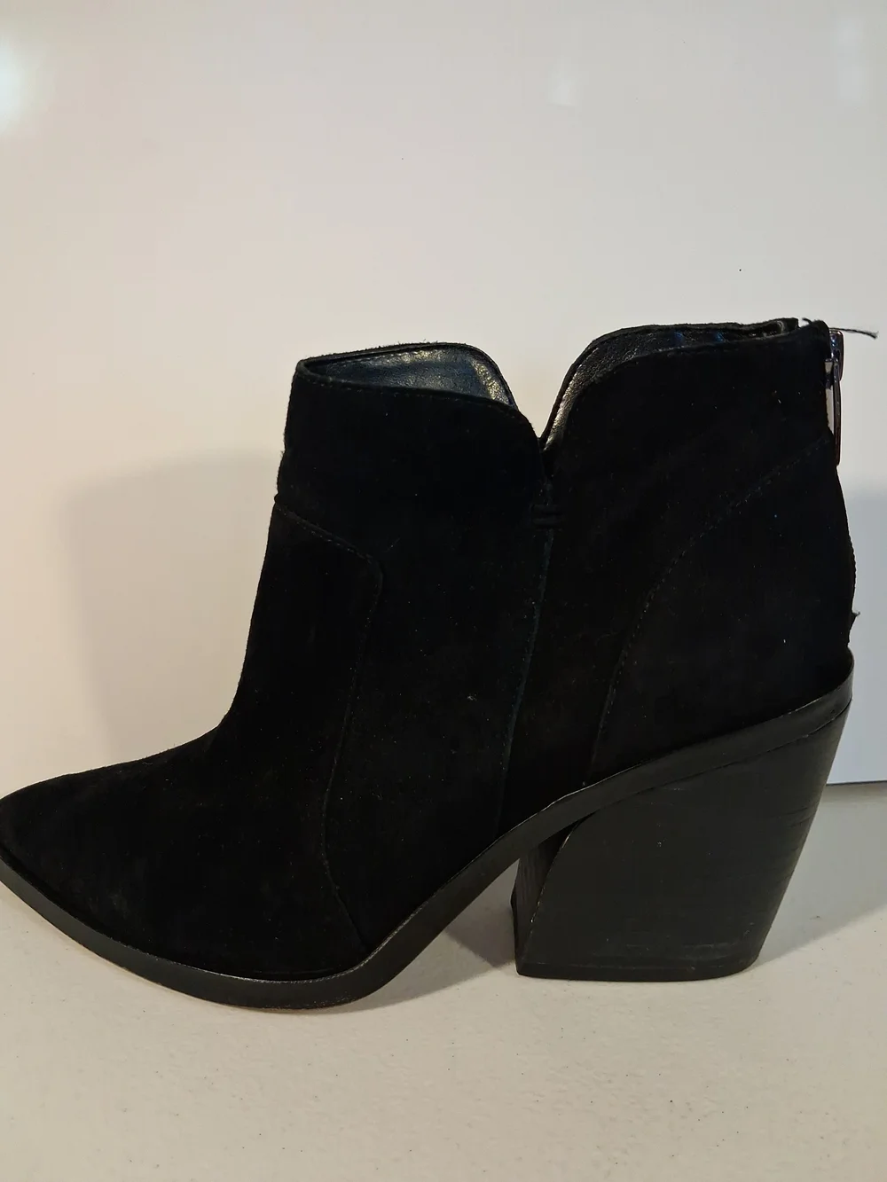 Vince CamutoWomens Shoes Black Suede Leather Pointed Toe Ankle Booties Size 8.5
